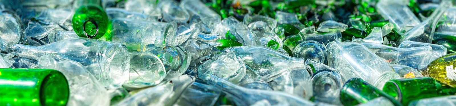 Glas Teilweise zerbrochene Flaschen aus Bunt- und Weisglas