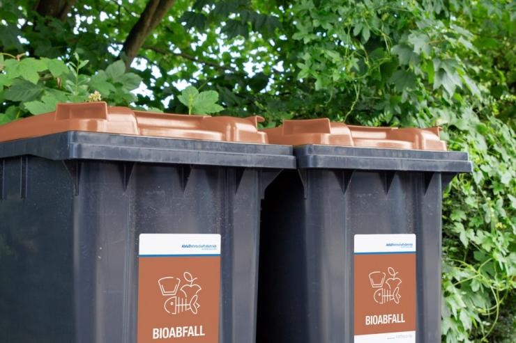 Biotonnen geschlossen halten  2 Biotonnen mit geschlossenen Deckeln