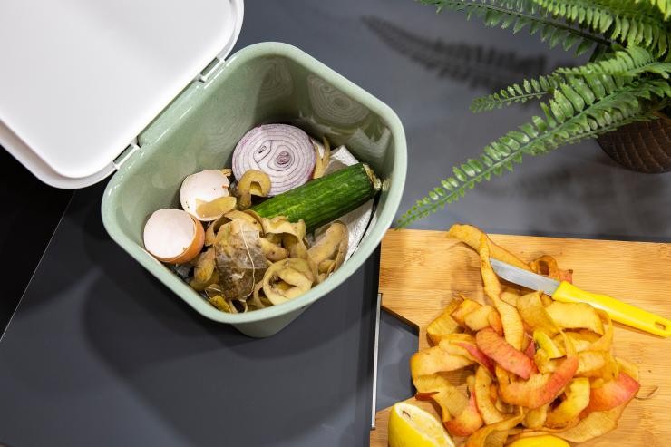 Lebensmittelreste wie Gemüse- und Eierschalen werden in einem Vorsortierer in der Küche gesammelt.