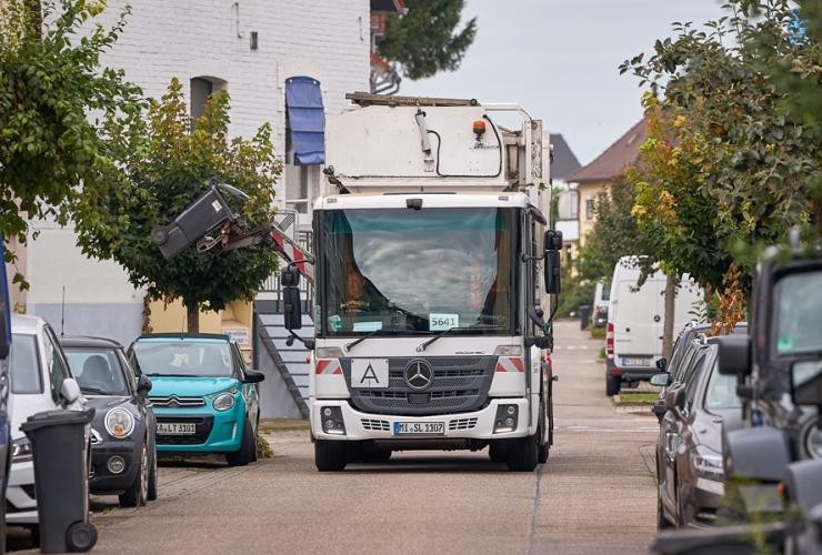 Müllauto auf der Straße 
