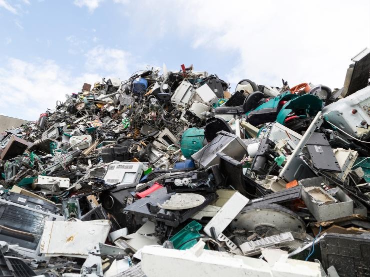 Elektro-Altgeräte auf dem Wertstoffhof Auf einem Platz auf dem Wertstoffhof sind verschiedene Elektro-Altgeräte aufeinandergestapelt.