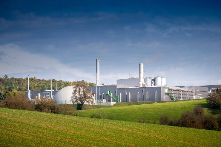 Eine Biogasanlage der AVR zwischen grünen Feldern. Biogasanlage der AVR in Sinsheim.
