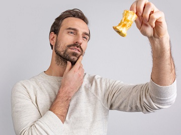 Ein Mann der seinen gegessenen Apfel fragwürdig anschaut