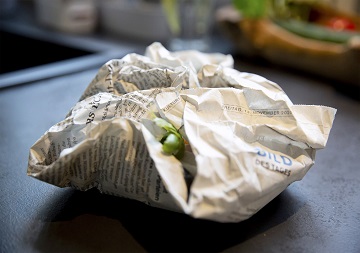 Bioabfall in Zeitungspapier