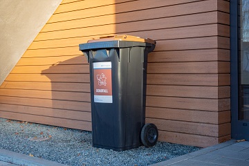 Biotonne steht an einer Hauswand 