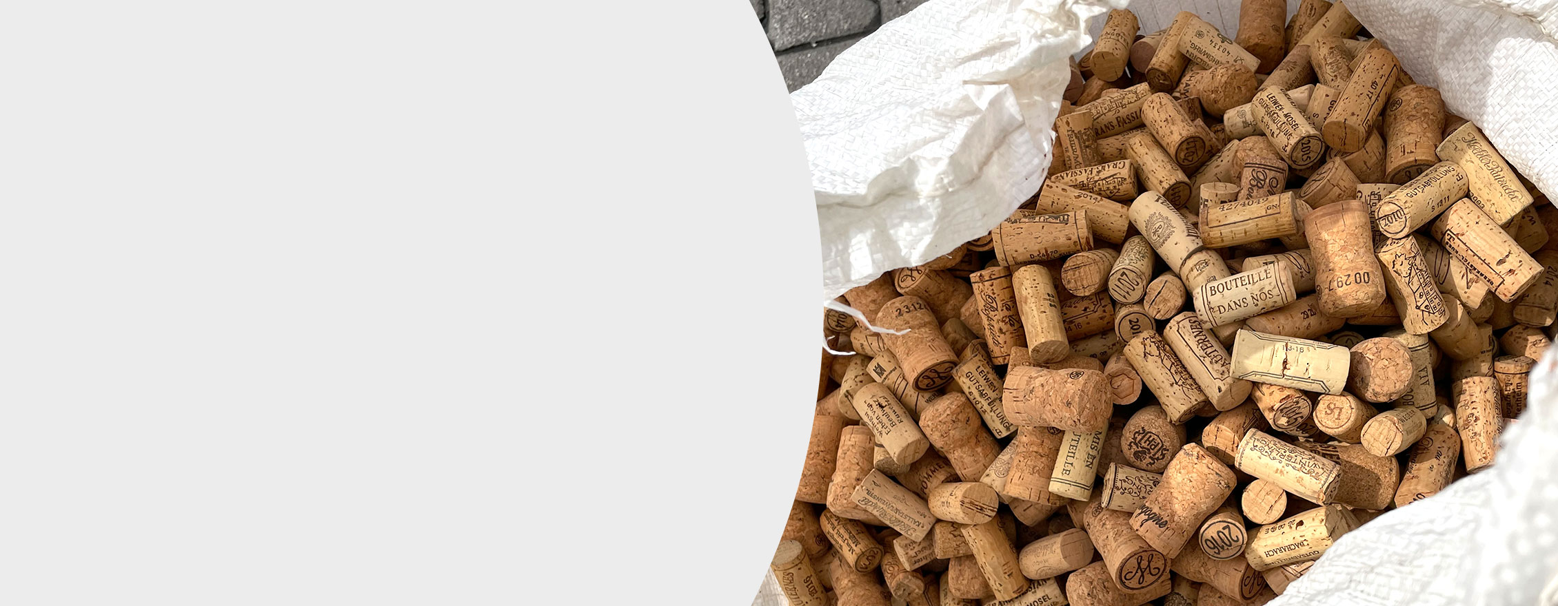 Ein weißer Sack voll mit Korken 
