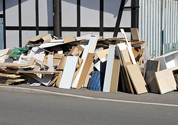 Sperrmüll Vor einer Hauswand steht Sperrmüll zur Abholung bereit